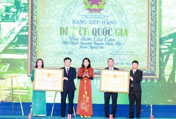 Đón nhận Bằng xếp hạng Di tích lịch sử Quốc gia đặc biệt Đền thờ và Lăng mộ Nguyễn Xí; Di tích lịch sử Quốc gia Địa điểm Cầu Cấm và công bố huyện Nghi Lộc đạt chuẩn Nông thôn mới.